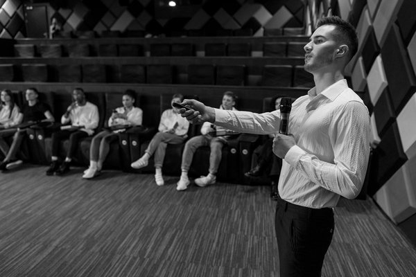 Comment enseigner les concepts de base de l'astrophysique en classe de physique de première ?